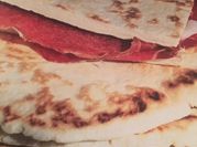 Una foto di piadina al prosciutto