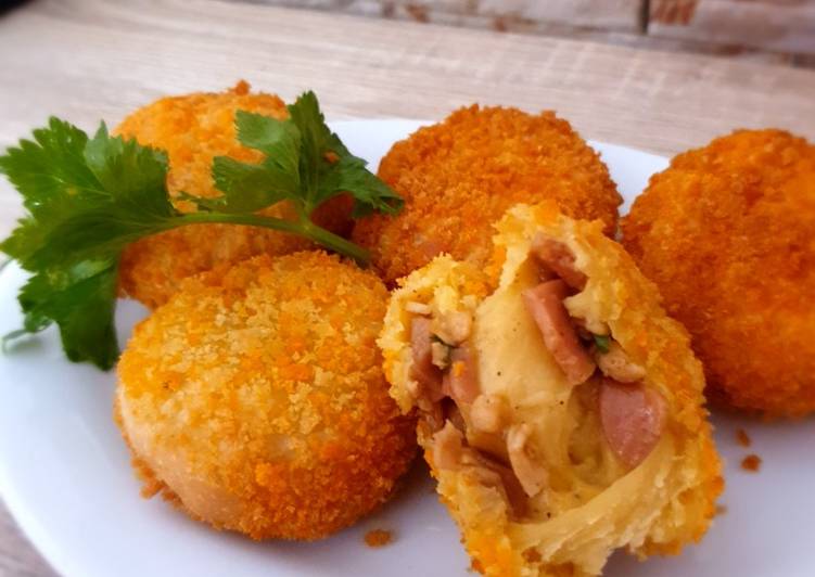 Langkah Mudah untuk Membuat Roti Goreng Isi Ayam + Sosis yang Lezat Sekali