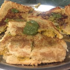 A picture of Gobi mutter masala sandwich.