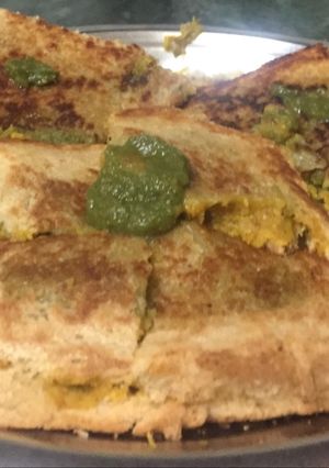 A picture of Gobi mutter masala sandwich.