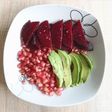 Ensalada de aguacate, remolacha y granada