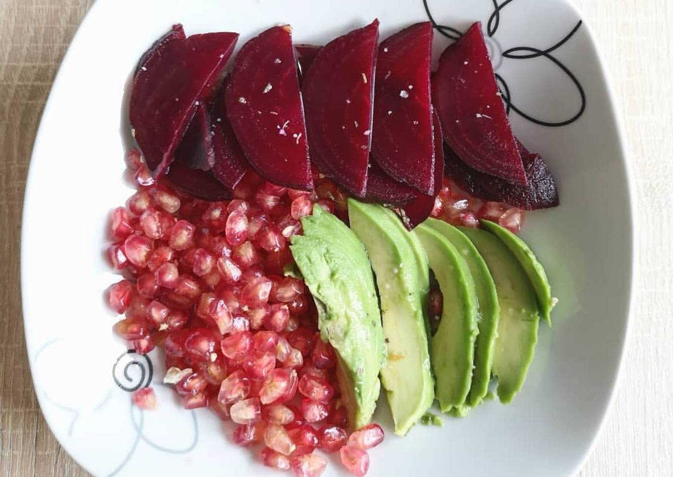 Ensalada de aguacate, remolacha y granada