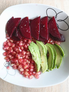 Una foto de Ensalada de aguacate, remolacha y granada
