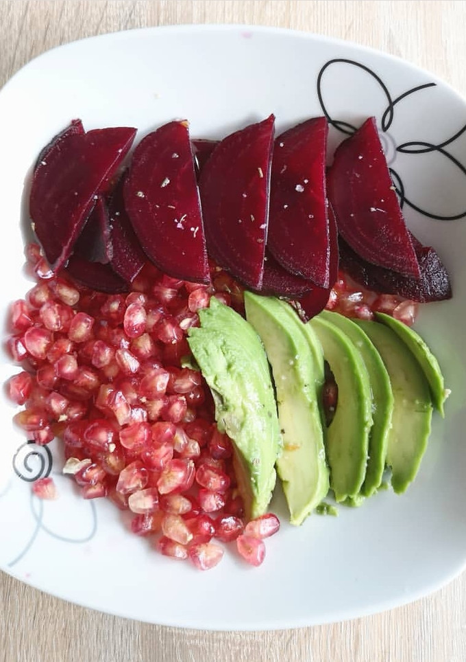 Una foto de Ensalada de aguacate, remolacha y granada