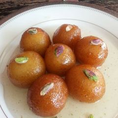 A picture of Gulab Jamun.
