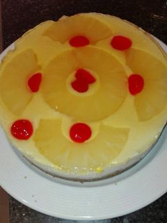 Una foto de Tarta de piña y coco con gelatina de ron