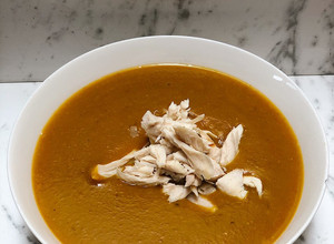 Una foto de Crema de ahuyama y zanahoria 🥕 con pechuga de pollo en 30 minutos 😏