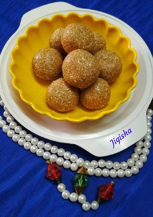 तिल और गुड के लड्डू (Til and gud ke ladoo recipe in hindi) रेसिपी मुख्य फोटो