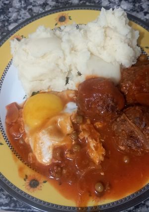 Una foto de Albóndigas con Puré y Huevos Rancheros