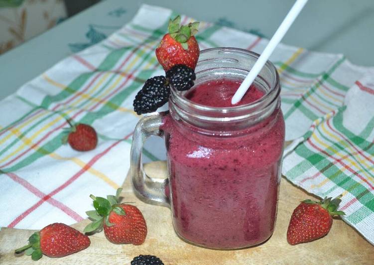Cara Gampang Menyiapkan Strawberry and Blackberry&#39;s Smoothies Anti Gagal