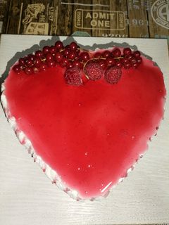 O poză a rețetei Panna cotta cu fructe roșii.