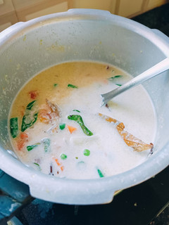 தேங்காய்பால் காய் குருமா(coconutmilk veg kurma recipe in tamil) செய்முறை முக்கிய புகைப்படம்