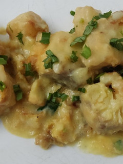Una foto de Masa de pescado al ajillo con salsa bechamel