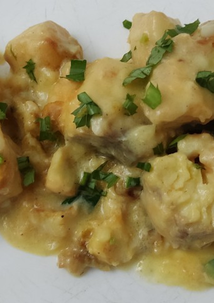 Una foto de Masa de pescado al ajillo con salsa bechamel