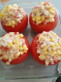 Una foto de Tomate relleno con atún