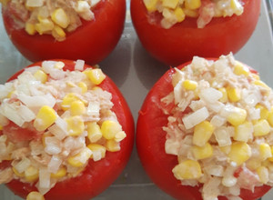 Una foto de Tomate relleno con atún