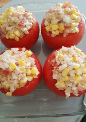 Una foto de Tomate relleno con atún