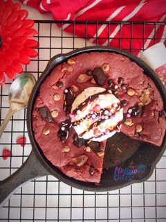 રેડ વેલવેટ સ્કીલેટ કુકીઝ (Red velvet skillet Cookies Recipe in G રેસીપી મુખ્ય ફોટો