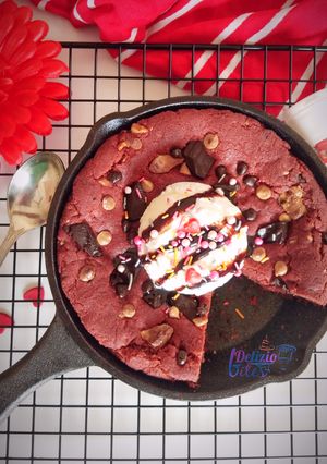 રેડ વેલવેટ સ્કીલેટ કુકીઝ (Red velvet skillet Cookies Recipe in G રેસીપી મુખ્ય ફોટો