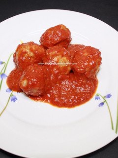 Una foto de Albondigas en salsa de piquillos