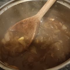 A picture of Honey cider onion garlic gravy.