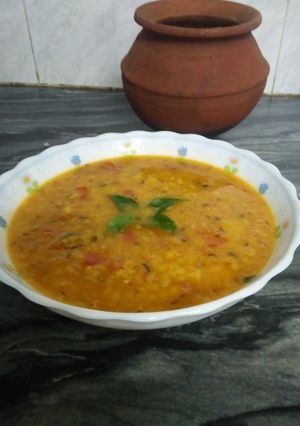 A picture of Masoor dal in soil pot.
