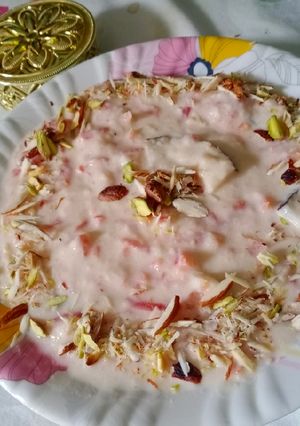A picture of Gajrella-gajar ki kheer.