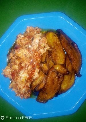 A picture of Fried plantain and Egg sauce.
