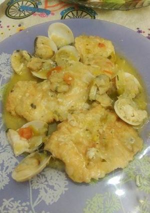 Una foto de Pescado a la romana con almejas
