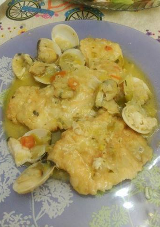 Una foto de Pescado a la romana con almejas