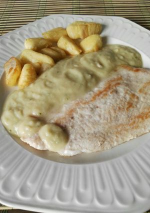 Una foto de Filete de pechuga de pavo a la plancha con salsa de manzana