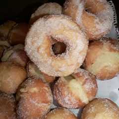 Una foto de Bolas de fraile y rosquitas♡