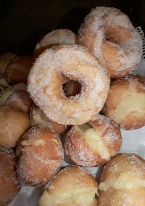 Una foto de Bolas de fraile y rosquitas♡