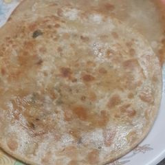 A picture of Aloo ke parathe.