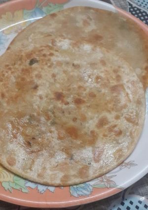 A picture of Aloo ke parathe.