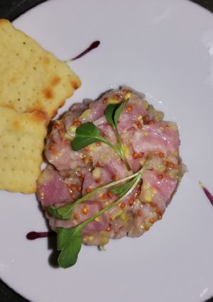 Una foto de Tartar de atún fresco con salsa antigua