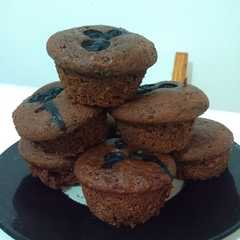 Una foto de Muffins veganos de cacao, café y arándanos