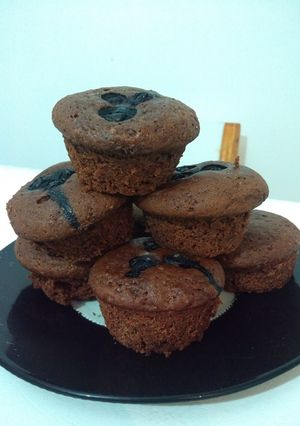 Una foto de Muffins veganos de cacao, café y arándanos