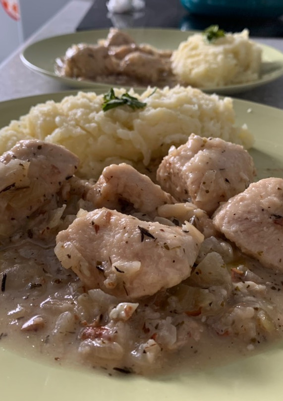 Una foto de Pollo en pepitoria