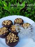 Alfajores sablee (bañados en chocolate, c/ crocante de maní)