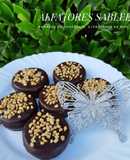 Alfajores sablee (bañados en chocolate, c/ crocante de maní)