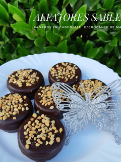 Una foto de Alfajores sablee (bañados en chocolate, c/ crocante de maní)