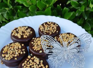 Una foto de Alfajores sablee (bañados en chocolate, c/ crocante de maní)