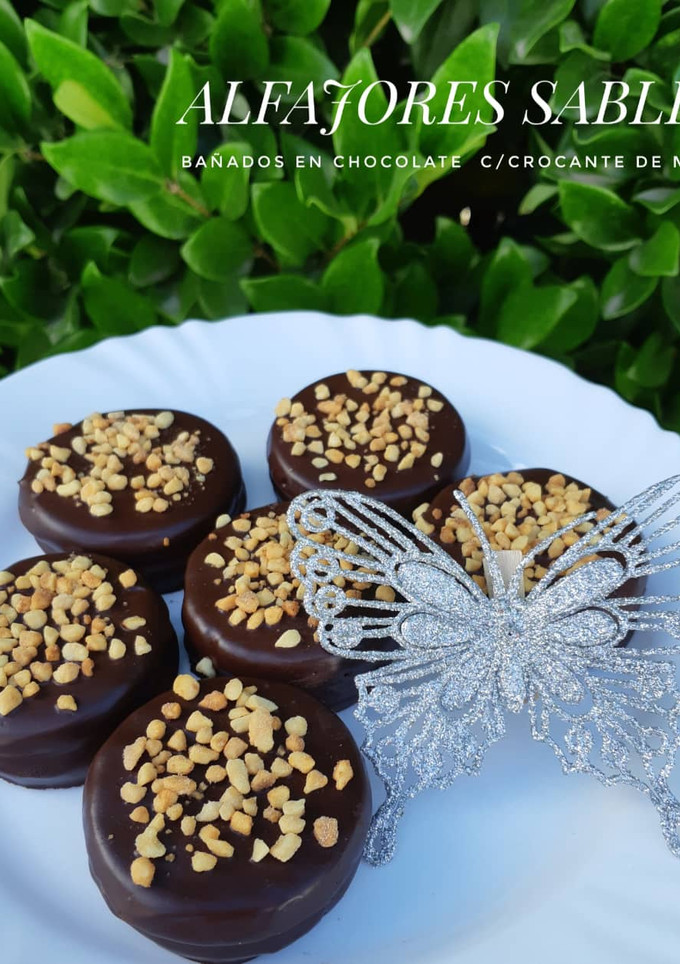 Una foto de Alfajores sablee (bañados en chocolate, c/ crocante de maní)