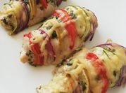 Una foto de pechuga de pollo relleno facil