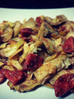 Una foto de Alcachofas salteadas con chorizo y brandy