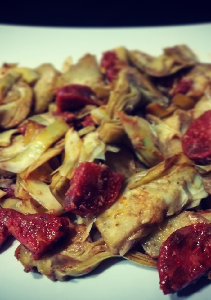 Una foto de Alcachofas salteadas con chorizo y brandy