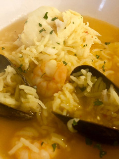 Una foto de Sopa rápida de pescado con arroz 🐠