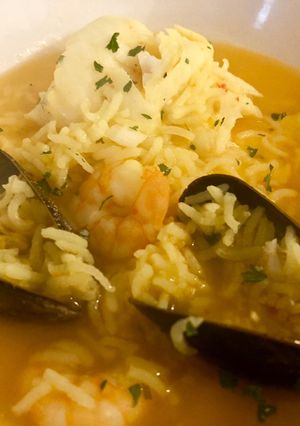 Una foto de Sopa rápida de pescado con arroz 🐠