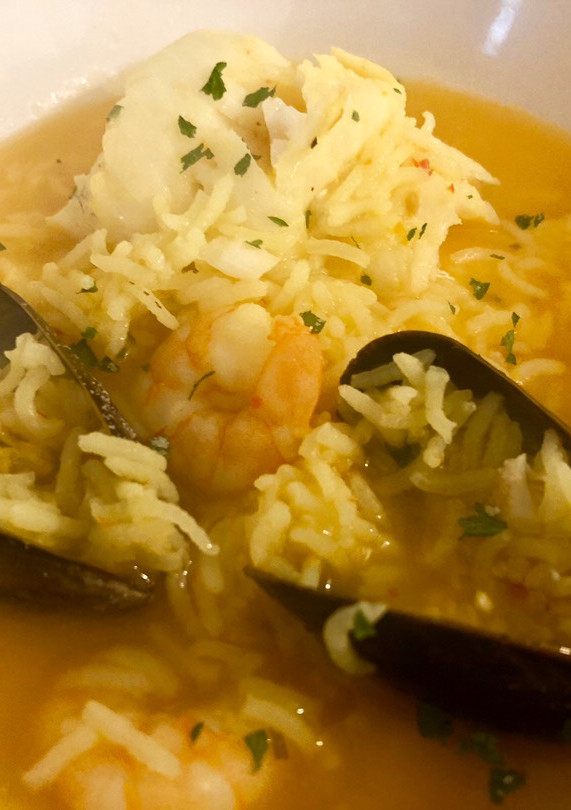 Una foto de Sopa rápida de pescado con arroz 🐠
